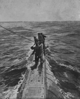 'Sur le pont du sous-marin : les marins britanniques sauvant ceux qui, une..., 1916. Creator: Unknown.