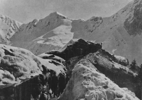 'Sur le front Italien; La guerre en haute montagne : tranchee et poste avance a..., 1916. Creator: Unknown.