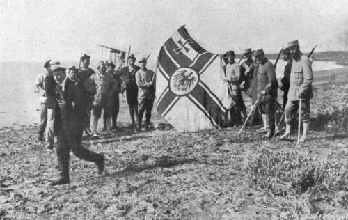'Trois Zeppelins detruits en trois jours. Le "LZ85"; Le pavillon du zeppelin LZ85..., 1916. Creator: Unknown.