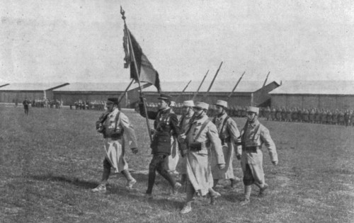 'Le drapeau de l'aviation; le sous-lieutenant Guynemer, porte-drapeau de l'aviation', 1916. Creator: Unknown.
