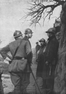 'Les roi des Belges aux tranchees de Steenstraete; l'armee belge, et le souverain..., 1916. Creator: Unknown.