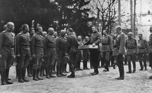 'Le baiser de Paques du Tzar a ses soldats; Pour la fete de Paques, la plus grande..., 1916. Creator: Unknown.