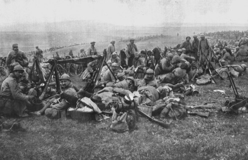 'Derriere le Front de Verdun.--Troupes allant au repos et bivouaquant dans la plaine', 1916. Creator: Unknown.