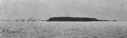 'La chasse aux voiliers Turcs dans la mer Noire; Une flottille turque est rencontree..., c1915. Creator: Unknown.