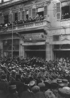 'Le armee Francaise a Salonique; la foule se presse sur le passage de nos troupes..., 1916. Creator: Henri Manuel.