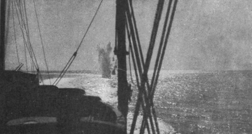 'Le "Goeben" contre le torpilleur "Schastlivyi" (21 sept. 1915); Les deux projectiles...', 1915. Creator: Unknown.