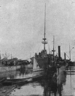 'Relevement du "Medjidie" a Odessa : le croiseur est soutenu par des chalands, et des..., c1915. Creator: Unknown.