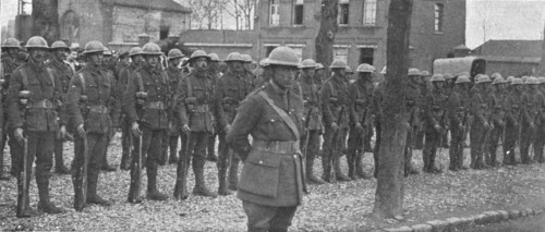 'Sur le front occupe en France par de Nouvelles forces Britanniques; Le nouveau casque..., 1916. Creator: Unknown.