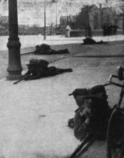 'Dublin Apres L'Emeute; Pendant la lutte contre l'emeute : soldats guettrant les rebelles', 1916. Creator: Unknown.