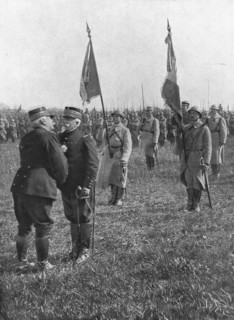 Le Général Joffre remet au Général Maurice Balfourier la plaque de grand-officier de la Légion d'Honneur