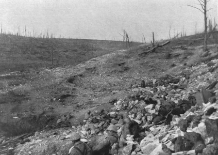 'Deux aspects de la bataille de Verdun, a l'est de la Meuse; Troupe occupant le d'un ravin', 1916. Creator: Unknown.