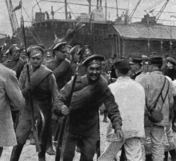 'Les Russes en France; distribution de fusils Lebel aux soldats russes, a leur debarquement', 1916. Creator: Unknown.