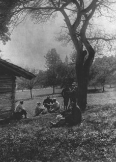 'Bien loin des camps Allemands; Le doux internement en Suisse de plusieurs centaines..., 1916. Creator: Rene Fischer.