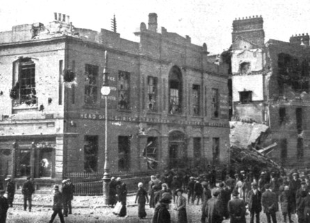 'Dublin Apres L'Emeute; Liberty Hall, quartier general des insurges, qui fut bombarde par..., 1916. Creator: Unknown.