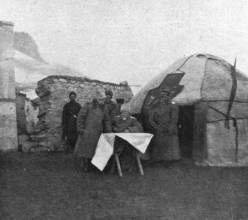 'Le general Kalitine, commandant d'un des corps d'armee, suit sur la carte le rapport d'un..., 1916. Creator: Unknown.