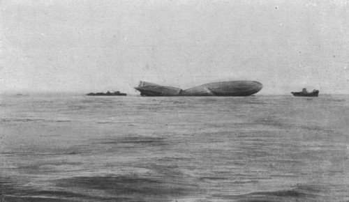 'Le Zeppelin "L-15" abattu dans l'estuaire de la Tamise; Le "L-15" photographie au petit..., 1916. Creator: Daily Sketch.