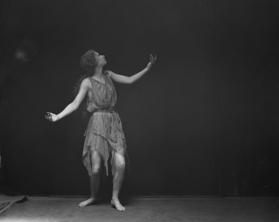 La Tour, Miss, 1919 June 25. Creator: Arnold Genthe.