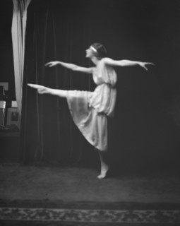 Lyons, Helen, Miss, between 1917 and 1921. Creator: Arnold Genthe.
