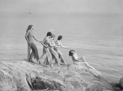 Strauss, Sarah Mildred, and pupils, 1932 June 5. Creator: Arnold Genthe.