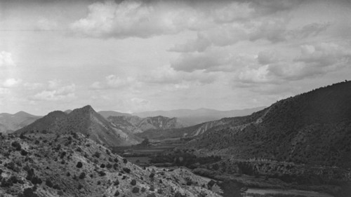 Acoma, New Mexico area views, between 1899 and 1928. Creator: Arnold Genthe.