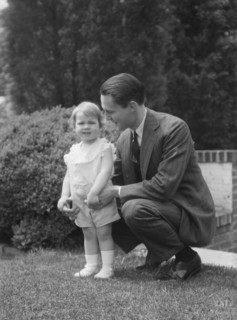 Moseley, F.S., Mr., and child, outdoors, 1930 May 24. Creator: Arnold Genthe.