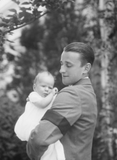 Brady, James Cox, Jr., Mr., and child, outdoors, 1930 May 24. Creator: Arnold Genthe.