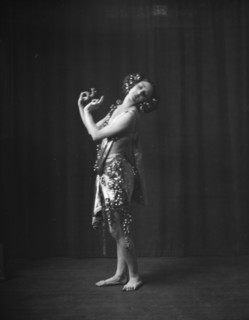 Cowan, Rosamonde, Miss (Rose Rolanda ; Mrs. Miguel C.), 1921 Mar. 1. Creator: Arnold Genthe.