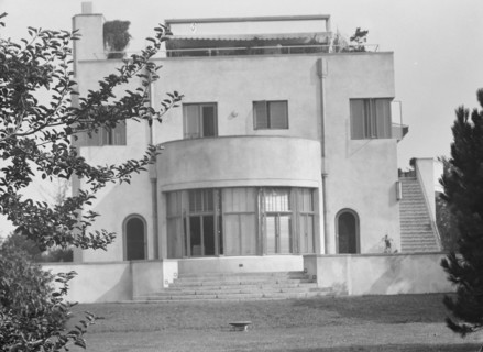 House at "The Shallows," property of Lucien Hamilton Tyng, Southampton, Long Island, 1931 Aug. Creator: Arnold Genthe.