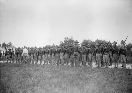 National Guard of D.C. - Drill, 1915. Creator: Harris & Ewing.
