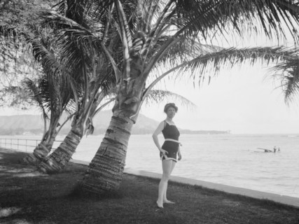 London, Jack, Mrs., by the beach, ca. 1918. Creator: Arnold Genthe.