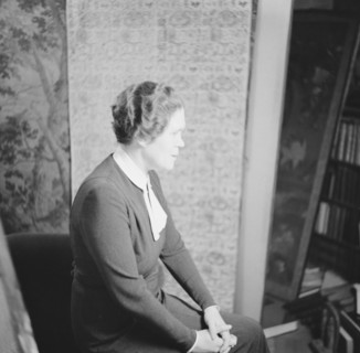Ashton, E.L., Mrs., portrait photograph, between 1926 and 1942. Creator: Arnold Genthe.