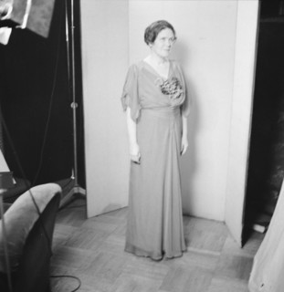 Ashton, E.L., Mrs., portrait photograph, between 1926 and 1942. Creator: Arnold Genthe.