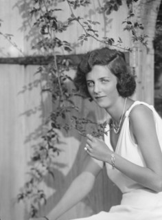 Kramer, A.L., Mrs. (Alice Bishop), seated outdoors, 1932 Creator: Arnold Genthe.