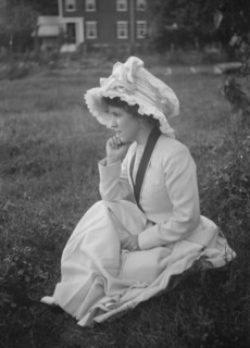 Rainsford, Mrs., seated outdoors, between 1922 and 1924. Creator: Arnold Genthe.