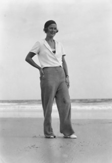 Sexton, Mrs., at the beach, 1932 July 10. Creator: Arnold Genthe.