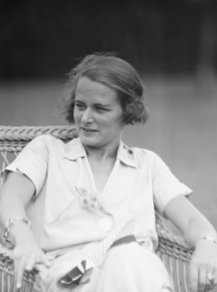 Sexton, Mrs., seated outdoors, 1932 July 10. Creator: Arnold Genthe.