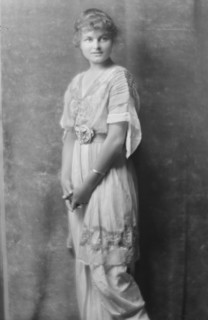 Allen, Dorothy, Miss, portrait photograph, 1914 Aug. 13. Creator: Arnold Genthe.