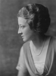 Andrews, E., Miss, portrait photograph, 1916. Creator: Arnold Genthe.