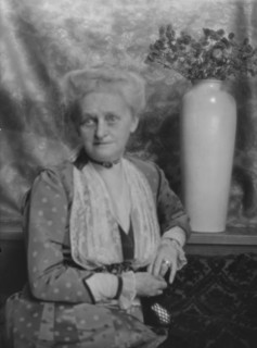Benziger, L., Mrs., portrait photograph, 1915. Creator: Arnold Genthe.