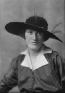 Bergin, Lynda Bryant, Miss, portrait photograph, 1915 Jan. 26. Creator: Arnold Genthe.