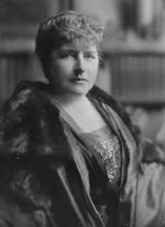 Brackett, Edgar L., Mrs., portrait photograph, 1917 Oct. 10. Creator: Arnold Genthe.