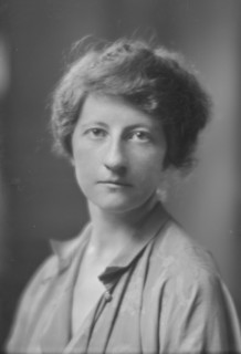 Brown, M.M., Miss, portrait photograph, 1915 Apr. Creator: Arnold Genthe.
