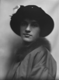 Bull, Miss, portrait photograph, 1913. Creator: Arnold Genthe.