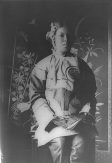 Chinese girl, Chinatown, San Francisco, between 1896 and 1906. Creator: Arnold Genthe.