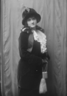 Cuthbert, Mrs. (Mrs. Wentworth), portrait photograph, 1912 Nov. 16. Creator: Arnold Genthe.