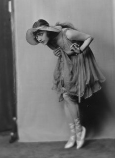 Dolly sister, portrait photograph, 1916. Creator: Arnold Genthe.