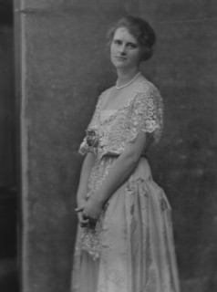 Draper, Helen, Miss, portrait photograph, 1916. Creator: Arnold Genthe.