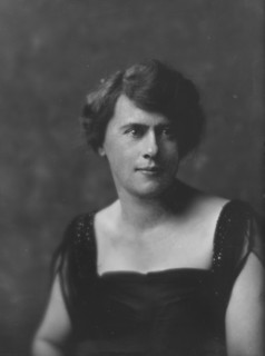 Emerson, L., Mrs., portrait photograph, 1917 May 16. Creator: Arnold Genthe.