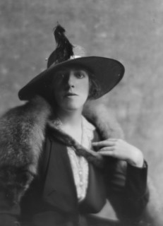 Fullen, D., Miss, portrait photograph, 1916. Creator: Arnold Genthe.