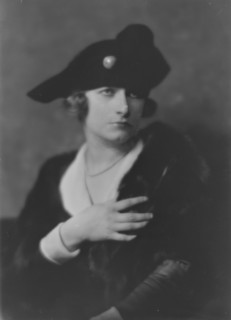 Gibson, Jean, Miss, portrait photograph, 1917 Oct. 19. Creator: Arnold Genthe.